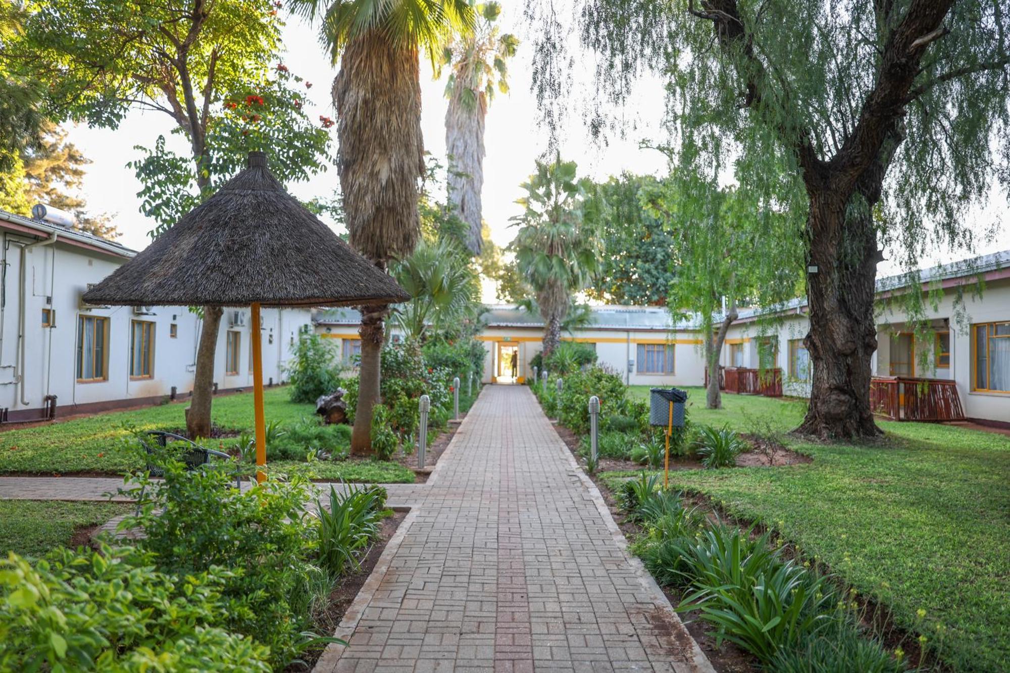 Cresta Botsalo Hotel Palapye Buitenkant foto