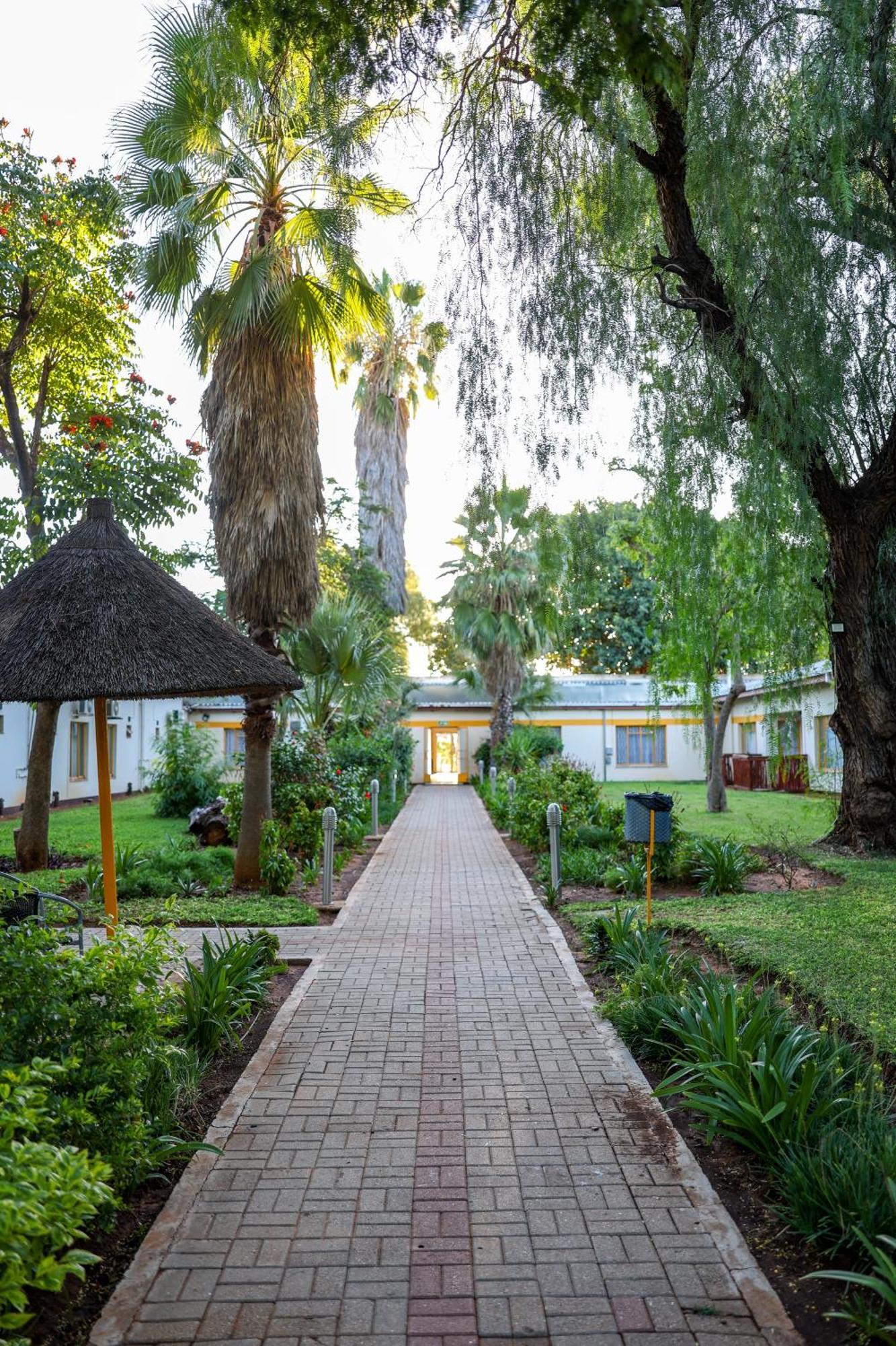 Cresta Botsalo Hotel Palapye Buitenkant foto
