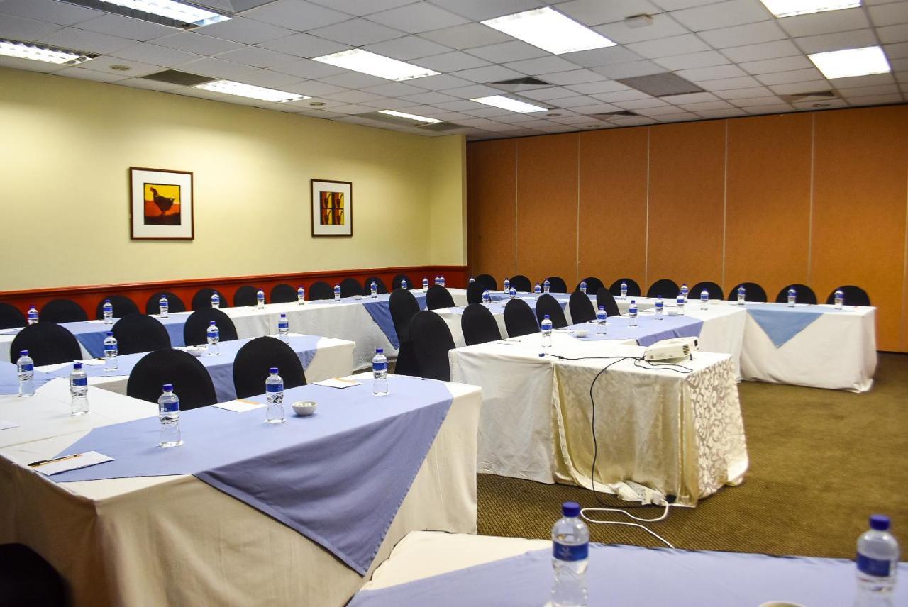 Cresta Botsalo Hotel Palapye Buitenkant foto